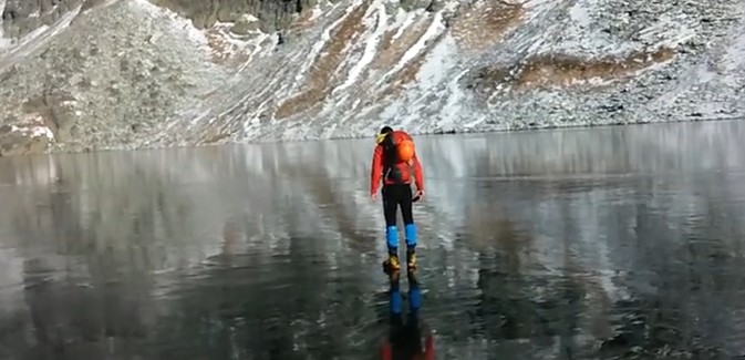 Εντυπωσιακό! Περπατώντας πάνω σε μια λίμνη με διάφανο πάγο!