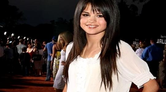 Η Selena Gomez είναι μελαχρινή και το λατρεύει…