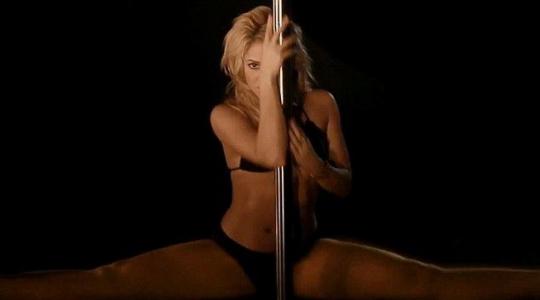 Shakira… μένει με τα απαραίτητα και κάνει pole dancing στο νέο της video clip για το κομμάτι ” Rabiosa “