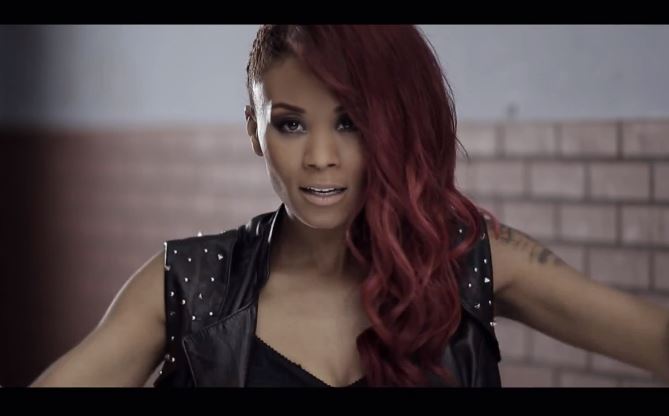Η θεά Shaya με καυτό μαύρο κορμάκι στο νέο της videoclip