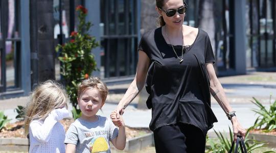 Angelina Jolie: Ψώνια με τα παιδιά!