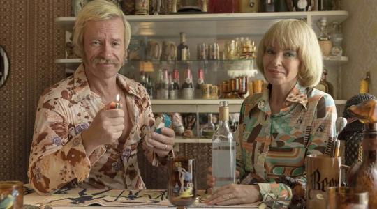 Guy Pearce και Kylie Minogue στο trailer του «Swinging Safari»
