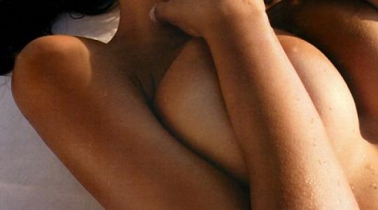 Εγχώριο μοντέλο σε ακατάλληλες γυμνές πόζες – Tο ωραιότερο φυσικό στήθος;