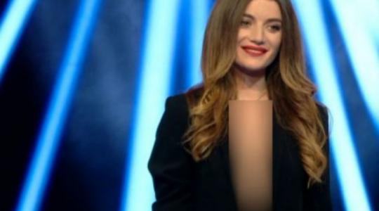 Τα είδαμε όλα! Παίκτρια του «The Voice» βγήκε στη σκηνή με ντεκολτέ μέχρι τον αφαλό