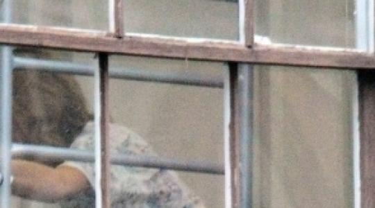 Νεαρή και καλά καθώς πρέπει τραγουδίστρια με σορτσάκι μέχρι τον… κάνει γυμναστική…