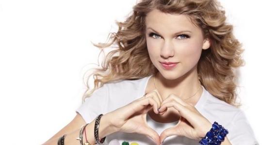 Η Taylor Swift έδωσε 90$ σε fan της που βγήκε μαζί της φωτογραφία επειδή είχε τα γενέθλιά της!