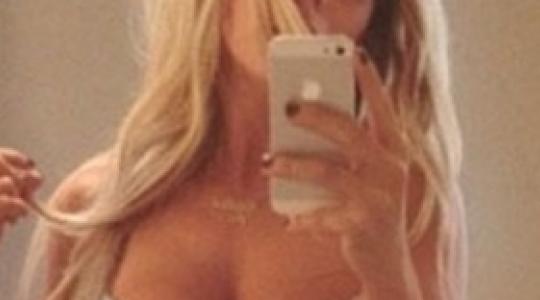 Γνωστή τραγουδίστρια Photoshop-άρισε και πάλι sexy selfie της και την ανέβασε στο διαδίκτυο..