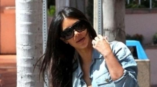 Kim Kardashian… ξεκουμπώθηκε το πουκάμισο ενώ έκανε βόλτα την κόρη της και φάνηκαν…