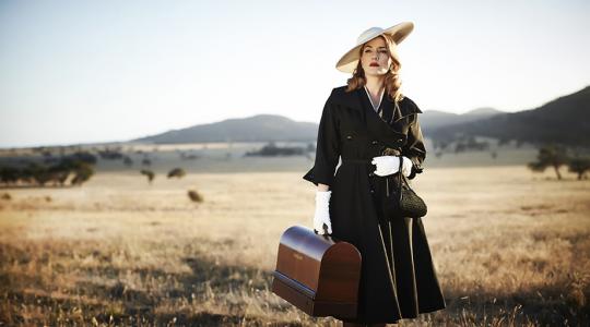 Η στυλάτη Kate Winslet κλέβει τη καρδιά του Liam Hemsworth στο πρώτο trailer του «Dressmaker»
