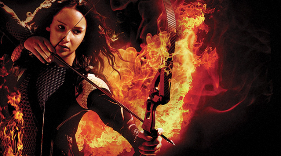 Η Jennifer Lawrence έχει πάρει κυριολεκτικά φωτιά στη νέα ματιά του «Catching Fire»