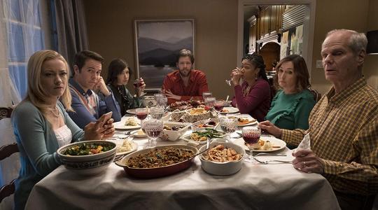 Ένα τυπικό οικογενειακό τραπέζι με εντάσεις στο trailer του «The Oath»