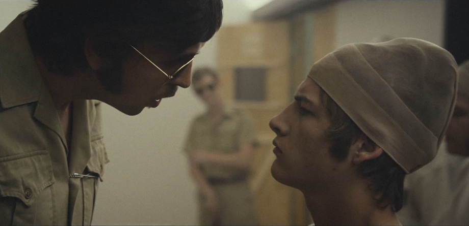 Ο Billy Crudup βάζει τον Ezra Miller στη φυλακή στο πρώτο trailer «The Stanford Prison Experiment»