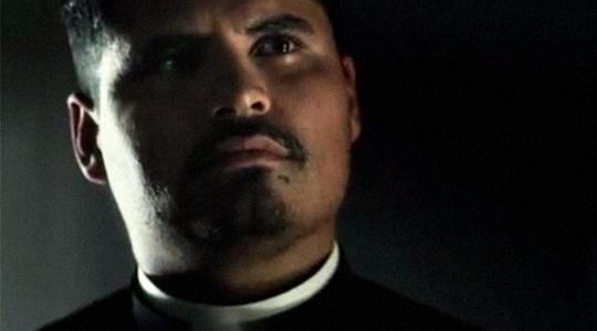 Ο Michael Pena αναλαμβάνει τον ρόλο του εξορκιστή στο trailer του «The Vatican Tapes»