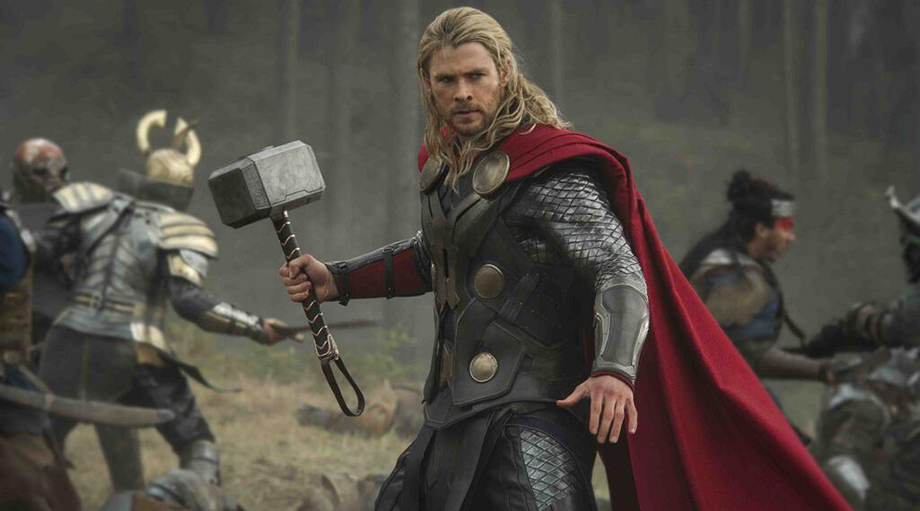 Περαστικοί προσπαθούν να σηκώσουν το σφυρί του Thor