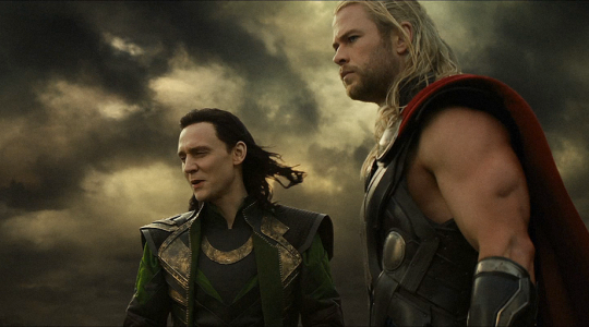 Ο Loki αντιδικεί με μικρά παιδιά για το αν ο Loki ή Thor είναι καλύτερος υπερήρωας