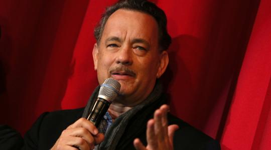Ο Tom Hanks παρουσιάζει το SNL από το σπίτι του