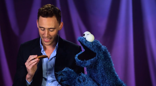 Ο Tom Hiddleston, το Cookie Monster και ένα μπισκότο