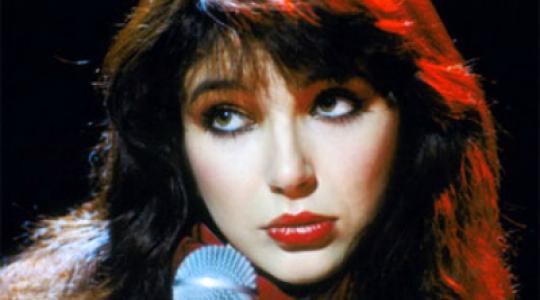 Η Kate Bush χορεύει σε ρυθμούς “Bollywood” για χάρη Γιαπωνέζικης διαφήμισης…