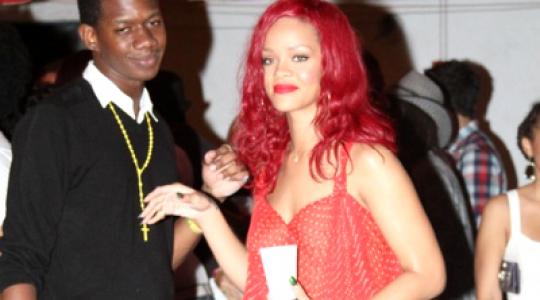 Καλοπερνάει η Rihanna…