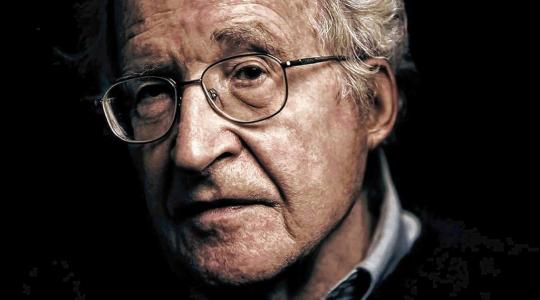 Noam Chomsky: “Οι άνθρωποι δεν πιστεύουν πια στα γεγονότα”