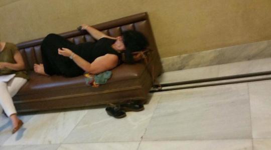 (ΦΩΤΟ) Κάτι… κουρασμένοι υπουργοί και βουλευτές «αράζουν» στη Βούλη!