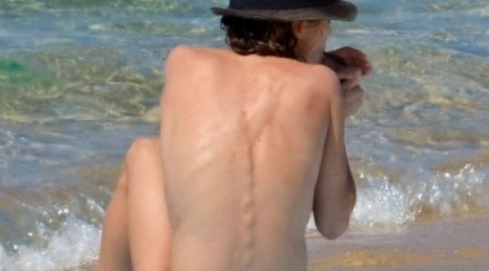 Η Vanessa Paradis topless απολαμβάνει διακοπές και ελευθερία