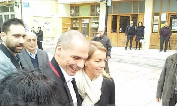 Ο Γ. Βαρουφάκης με τη σύζυγό του στη παρέλαση στα Χανιά!