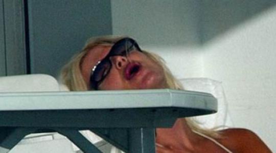 Victoria Silvstedt.. Την “βρίσκει μόνη της” δημόσια στο μπαλκόνι ξενοδοχείου ??!!