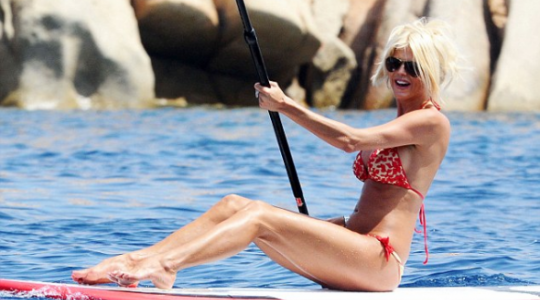 Η Victoria Silvstedt στην παραλία με καυτό μπικίνι!