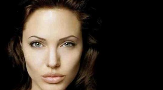 Video: Η Angelina Jolie ζητάει βοήθεια για το Πακιστάν..