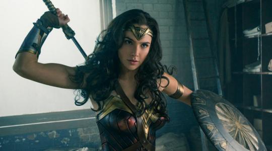 Η Gal Gadot ορμάει στη δράση ως Wonder Woman