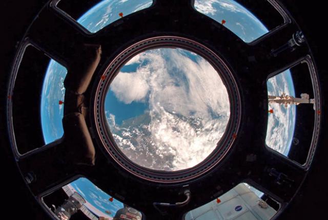 Ο κόσμος έξω από το παράθυρο ενός… Διαστημικού Σταθμού!