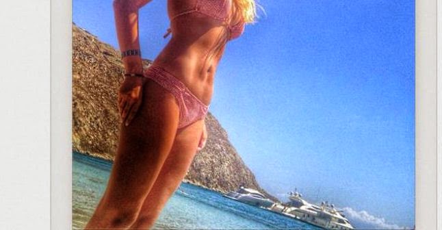 Ποια γνωστή Ελληνίδα “κόλασε” το Διαδίκτυο με το ροζ bikini της;