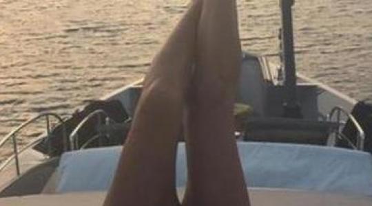 Εγχώρια καυτή milf με σέξι selfie και τα πόδια… ψηλά!