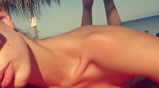 «Καυτή» Ελληνίδα σε ολόγυμνη Selfie στην παραλία!