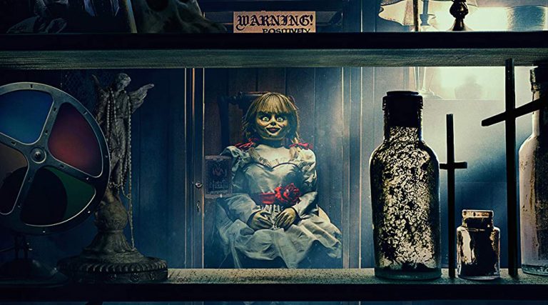 Σοβαροί κίνδυνοι παραμονεύουν στο «Annabelle Comes Home»