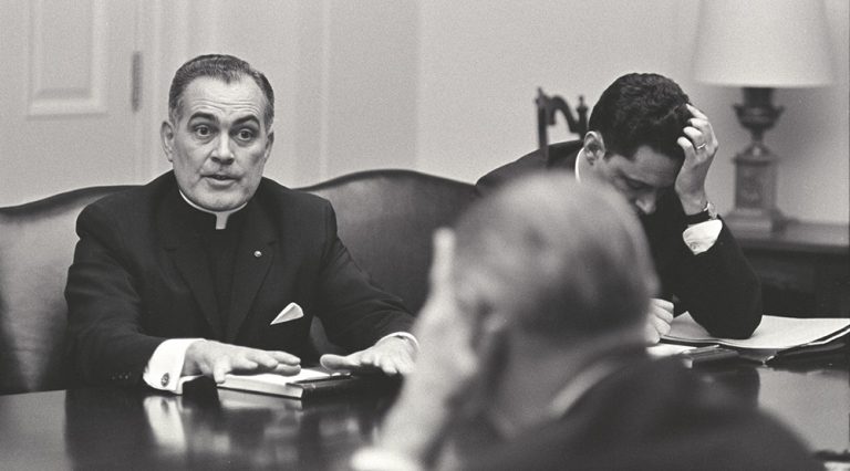 Ένας άνθρωπος κινεί τα νήματα στο «Hesburgh»