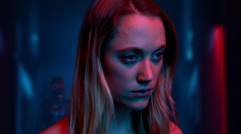 Η Maika Monroe στο τρομακτικό How To Be Alone