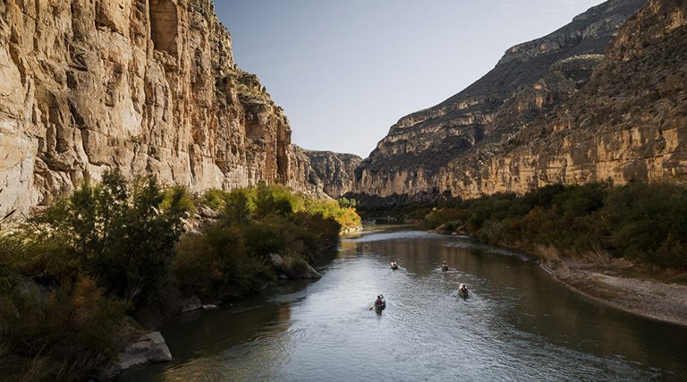 Η μετανάστευση στις ΗΠΑ στο «The River and the Wall»