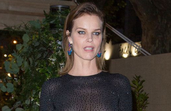 Η Eva Herzigova braless με see through φόρεμα!