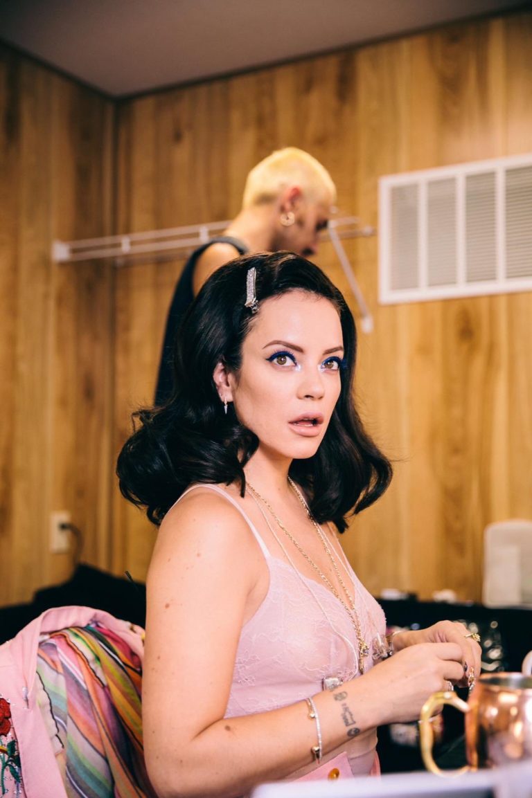 Το στήθος της Lily Allen με sexy see through