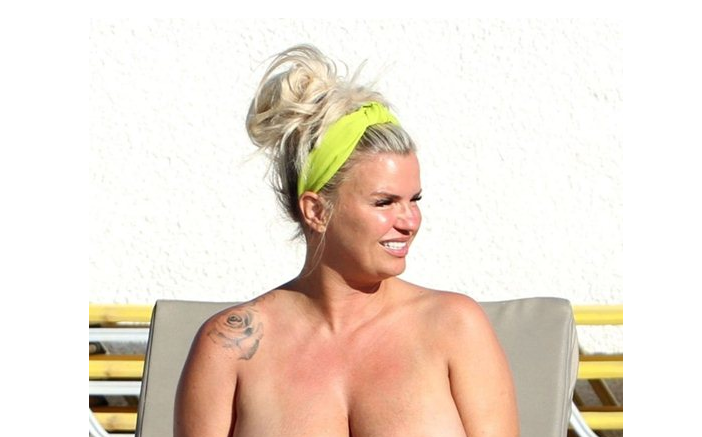 Η Kerry Katona κάνει ηλιοθεραπεία topless!