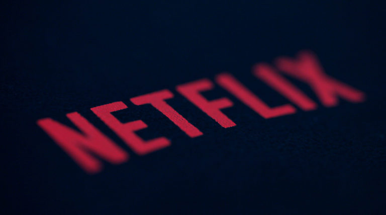 Η μεγαλύτερη παραγωγή του Netflix έχει πρωταγωνιστές τους Chris Evans και Ryan Gosling