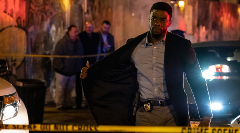 Ο Chadwick Boseman καταδιώκει δολοφόνους στο «21 Bridges»