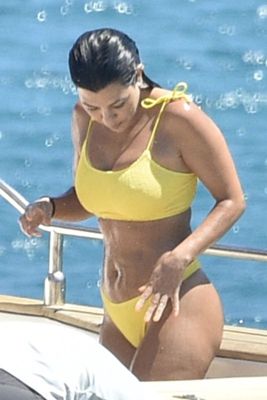 Η Kourtney Kardashian τα έβγαλε όλα πάνω στο yacht!