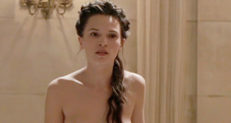 Η Anna Brewster σε γυμνή σκηνή απ’τις “Versailles”