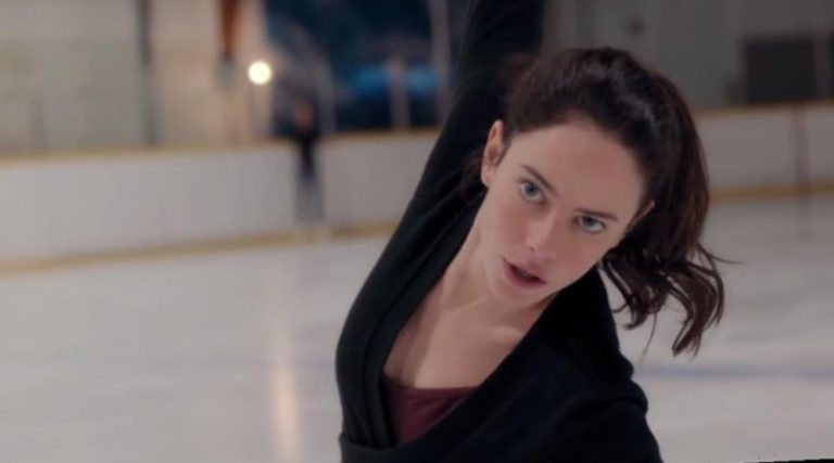 Η Kaya Scodelario χορεύει στον πάγο στο «Spinning Out»