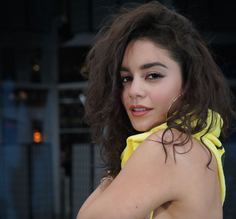 Η Vanessa Hudgens δείχνει το νέο tattoo της με sideboob