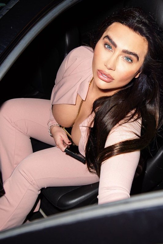 Η Lauren Goodger μας δείχνει το εντυπωσιακό μπούστο της