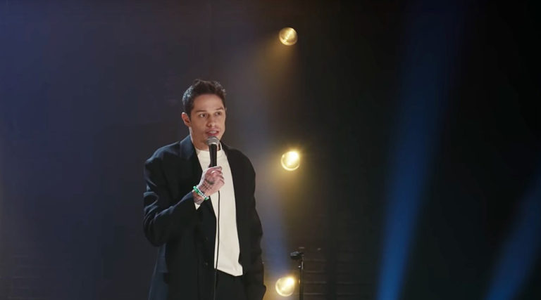 Ο Pete Davidson σε ένα stand-up για χάρη του Netflix